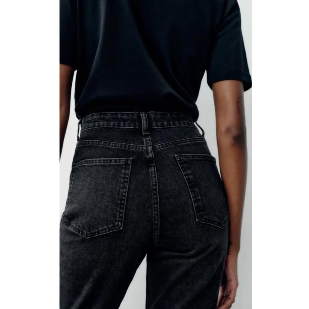 Zara Mom Fit High Rise / high waist Jeans in faded effect Black color - Picture 4 of 7